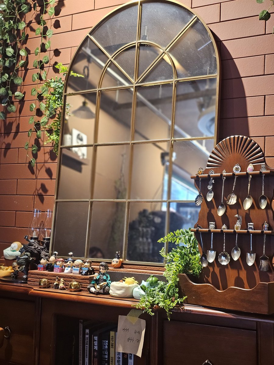 잠깐 바깥 외출 한 김에 커피마시는 중...
카페 인테리어 귀엽네