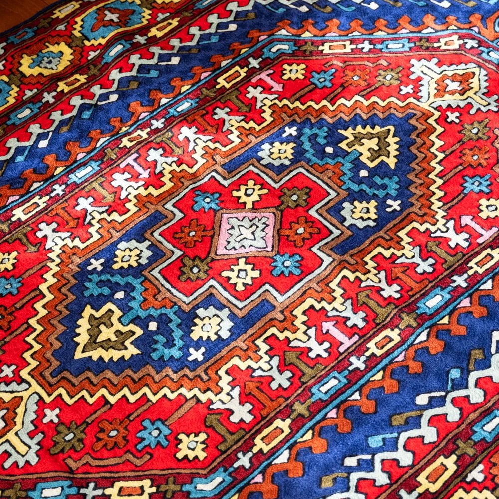 カシミール地方に伝わるチェーンステッチ刺繍・アリワークは、その圧倒