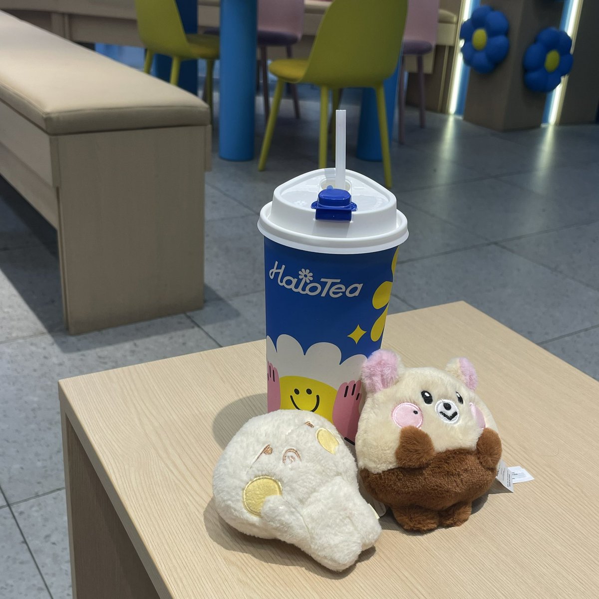 jilepatk's tweet image. #JISUNG_BDAY2026 📍B2S Central Ladprao

เจอแล้วววววว ㅜ ㅜ เดินหาอยู่สักพักนึงว่าจออยู่ตรงไหน ตอนแรกคิดว่าอยู่ข้างหน้าแน่ะ ใครจะมาดูจอวันเกิดจีซองที่ลาดพร้าว น้องจะอยู่ข้างในแถวแคชเชียร์เลยน้า ♡

( แอบแวะมาชิม HaloTea ที่บ้านน้องจีซองจัดคาเฟ่ด้วย ชานมมะลิหอมอร่อยยยย )