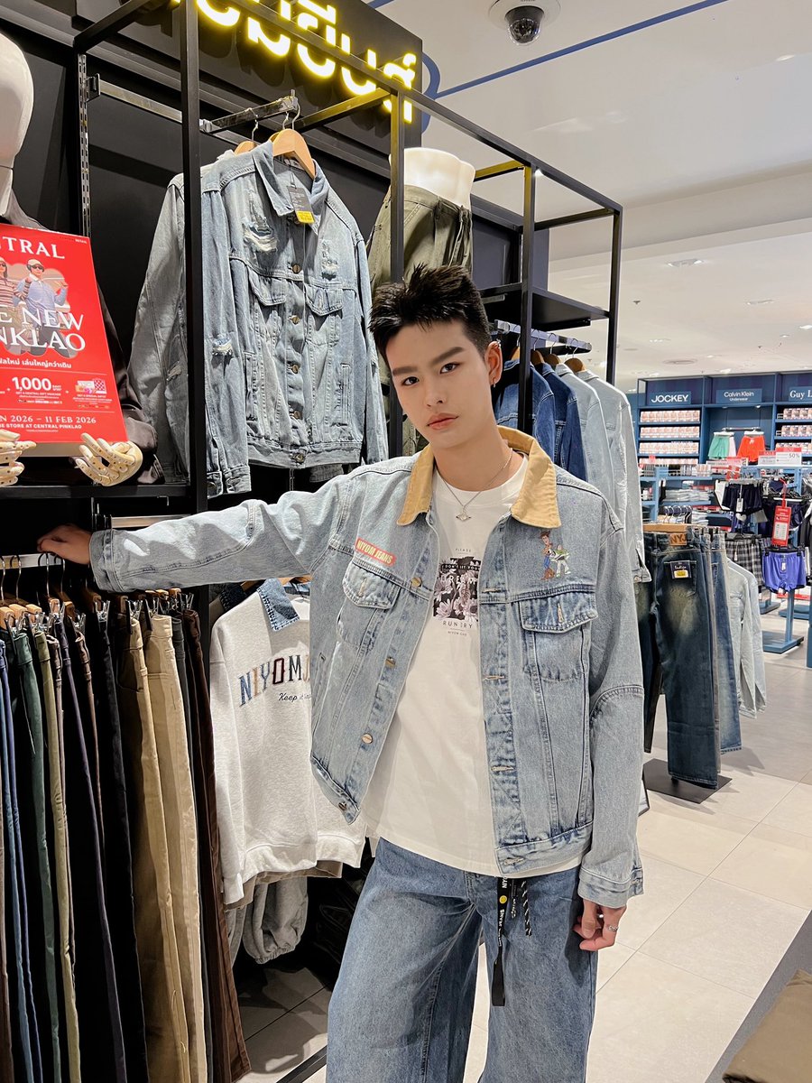 NewsinfinityEN's tweet photo. ✨👖CENTRAL THE NEW PINKLAO BY NIYOMJEANS 👖✨

@shane_tnp 

NIYOMJEANS X SHANE

🩷🌟

#NewsinfinityEntertainment
#shane_tnp https://t.co/xNrhnd9ftB