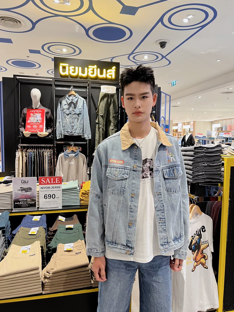 NewsinfinityEN's tweet photo. ✨👖CENTRAL THE NEW PINKLAO BY NIYOMJEANS 👖✨

@shane_tnp 

NIYOMJEANS X SHANE

🩷🌟

#NewsinfinityEntertainment
#shane_tnp https://t.co/xNrhnd9ftB