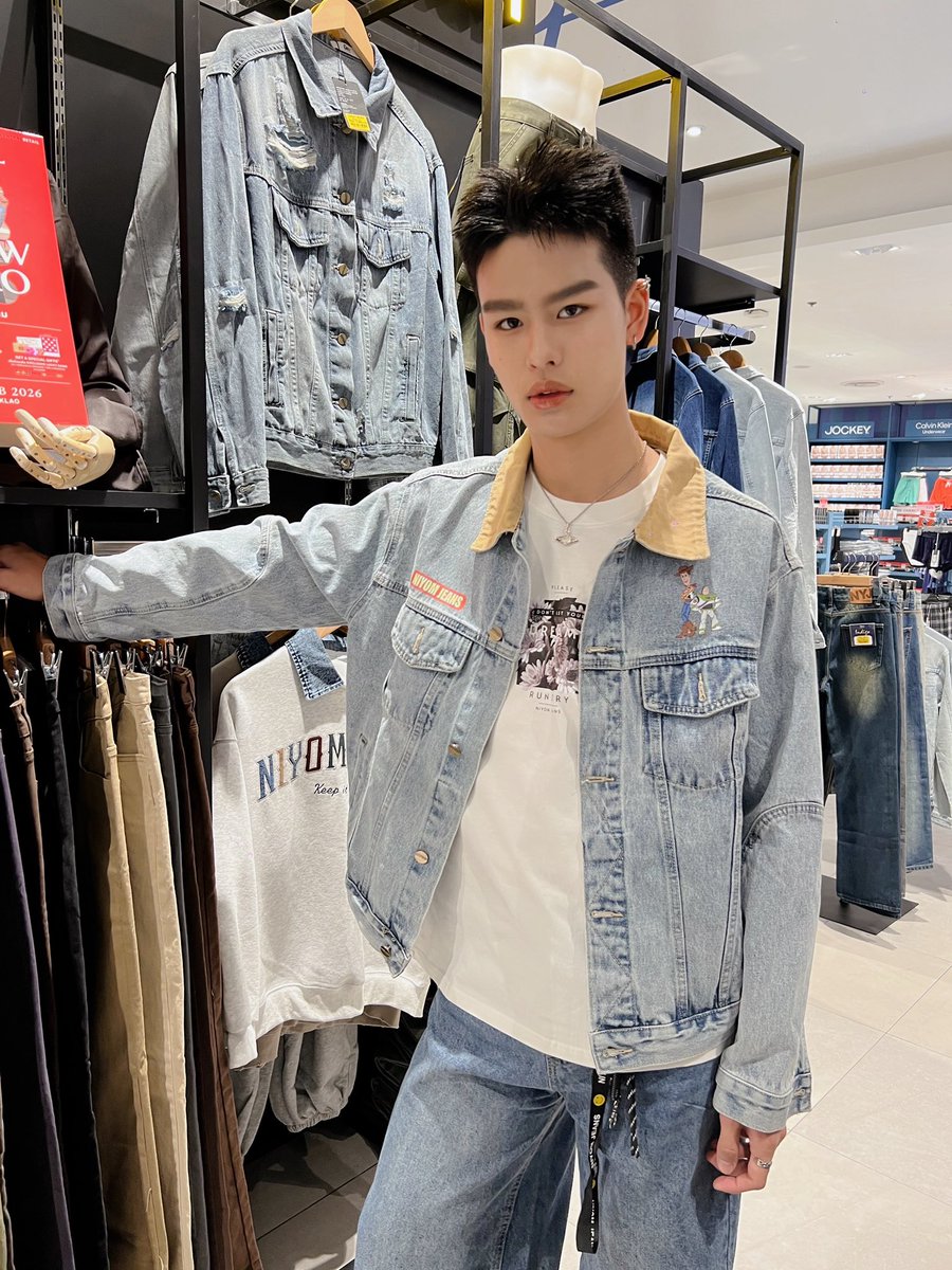 NewsinfinityEN's tweet photo. ✨👖CENTRAL THE NEW PINKLAO BY NIYOMJEANS 👖✨

@shane_tnp 

NIYOMJEANS X SHANE

🩷🌟

#NewsinfinityEntertainment
#shane_tnp https://t.co/xNrhnd9ftB
