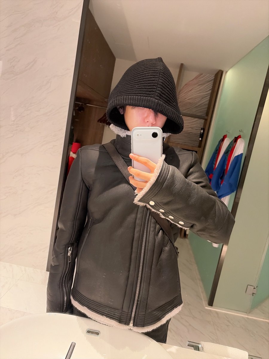 Ace_BBH's tweet image. Ahhh Baekhyun had taken another mirror selfie at his hotel when he was in Bangkok 🥹 seems like this was taken as soon as he arrived hngnggn 🤏

"This was me before cutting my hair...."
