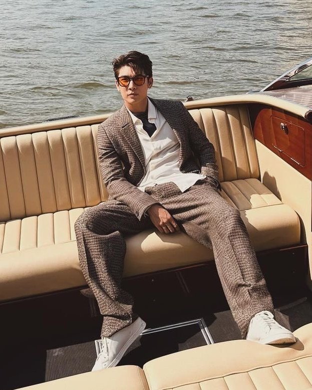 NancyNanzaa's tweet photo. ลูกเจ้าของโรงแรม รีสอร์ท คุณพีร์ 

@MSuppasit
#MewSuppasit
#TrueVisionsNOW
#สนุกแบบไทยisNOW
#ถึงคุณภรรยาจากสามีที่รัก
#MyWifesGunslingerGod https://t.co/zZ3xkxjhjS