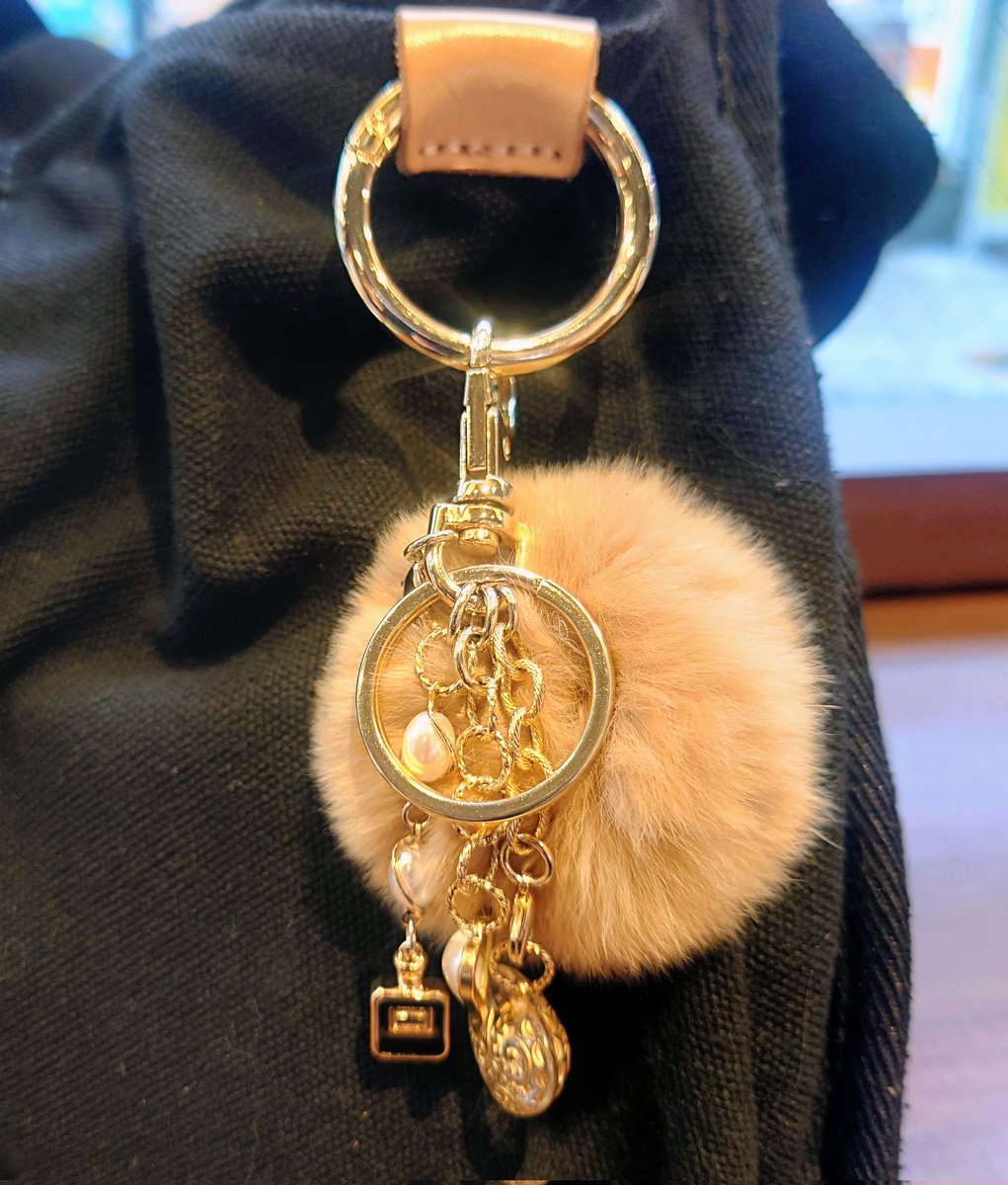 ouka8_1's tweet photo. この時期にぴったりなバックチャーム
プレゼント🎁したら喜んでもらえた♥
やっぱり可愛い❤

#バックチャーム
#ハンドメイドアクセサリー 
#ハンドメイド好きさんとつながりたい 
#ハンドメイド販売
#ハンドメイド販売したい https://t.co/mKBd77sE0A