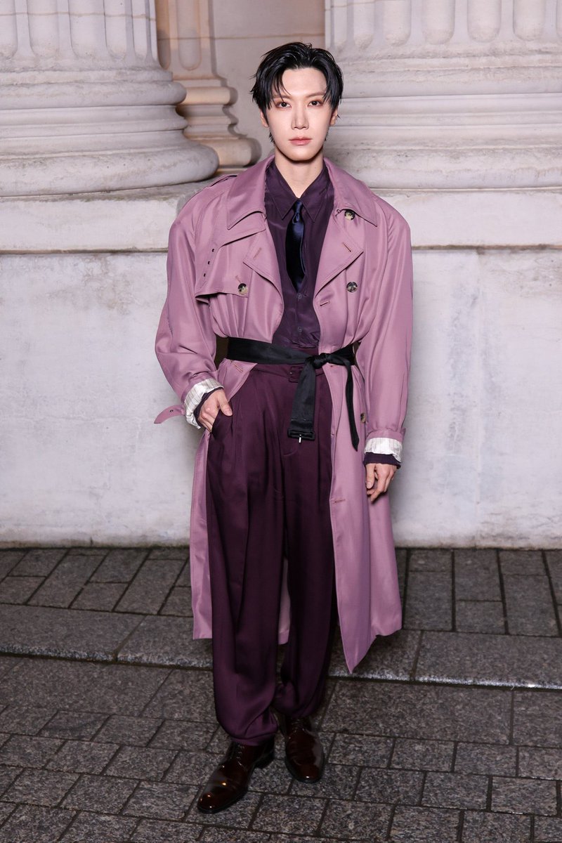 งาน Saint Laurent Men’s Winter 26 ที่ปารีสรอบนี้ ภาพของ "เตนล์ ชิตพล" ที่ปรากฏสู่สายตาชาวโลกให้ความรู้สึกที่ต่างออกไป มันไม่ใช่แค่ความตื่นเต้นที่ได้เห็นศิลปินที่เรารักออกงาน แต่มันคือความรู้สึก "อิ่มเอม" ที่ได้เห็นเขาอยู่ในที่ที่เหมาะสมกับเขาจริงๆ