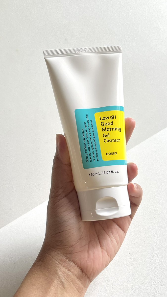biancarcs_'s tweet image. my HOLY GRAIL Korean skincare… COSRX Low pH Good Morning Gel Cleanser!

aku suka bgt sama feels after pemakaiannya karena ga bikin wajah ketarik dan tetep lembab.