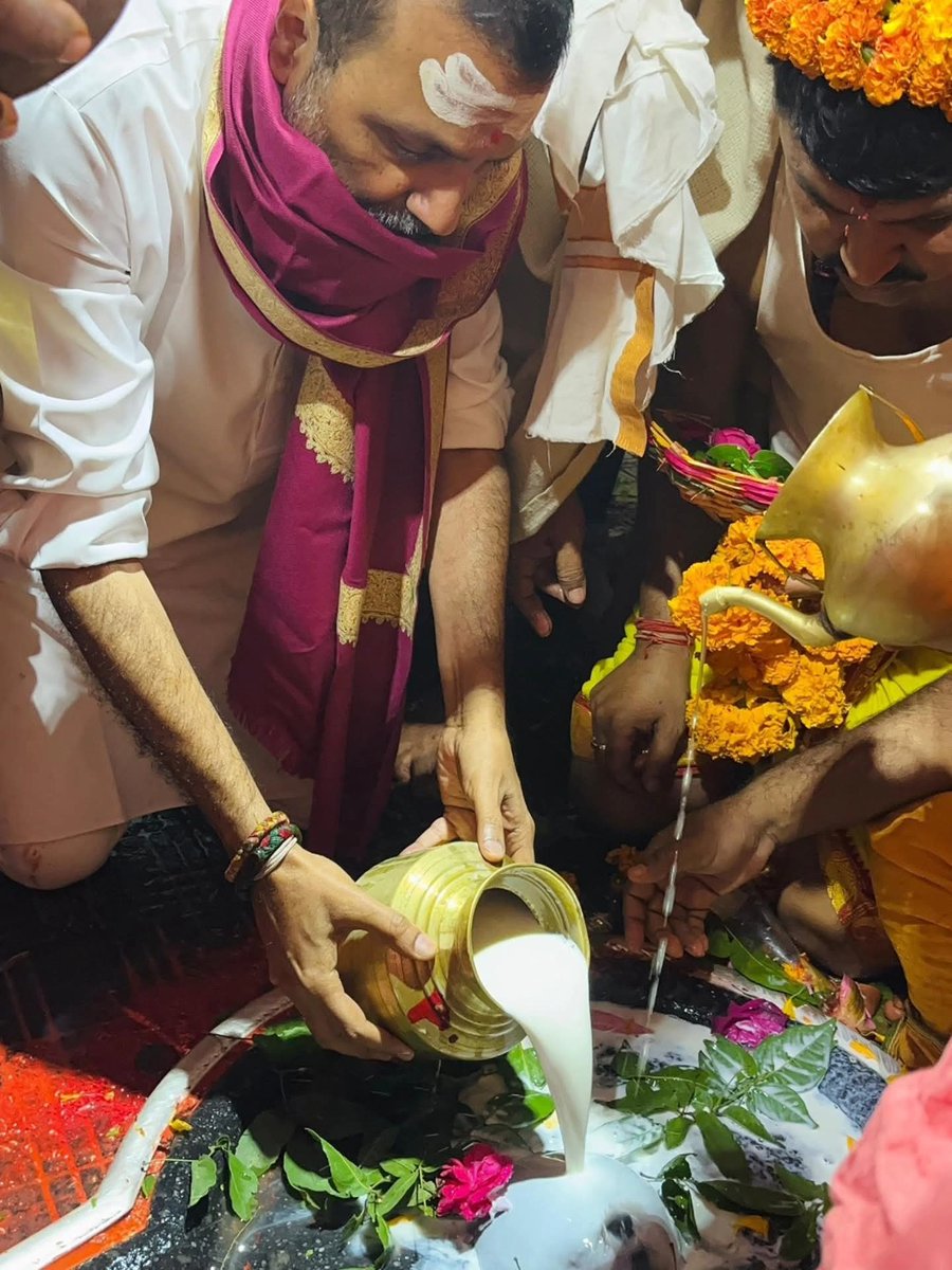 Royvaibhav2's tweet photo. माननीय श्री @nishikant_dubey सर जो हमारे लोकसभा के तेजतर्रार,अनुभवी और सर्वश्रेष्ठ सांसद माने गये हैं। हर समसामयिक मुद्दे के बारे में Precise ज्ञान रखते हैं और जिनपर बाबा वैद्यनाथ की असीम कृपा है को जन्मदिन की हार्दिक शुभकामनाएं एवं बधाई।🙏👑 https://t.co/DMtT3T5eBG