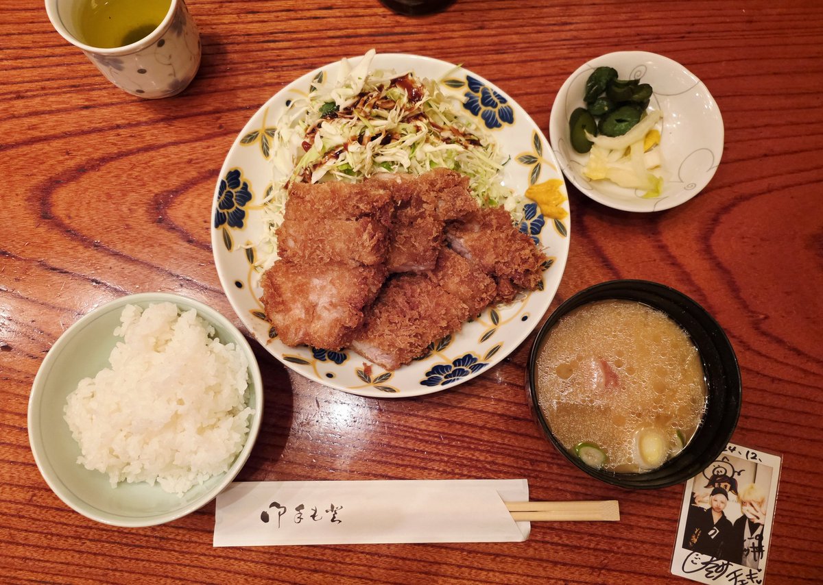 人間ドックが終わったのでランチにとんかつを食べました。とても美味しかったです( ◜ᴗ◝)