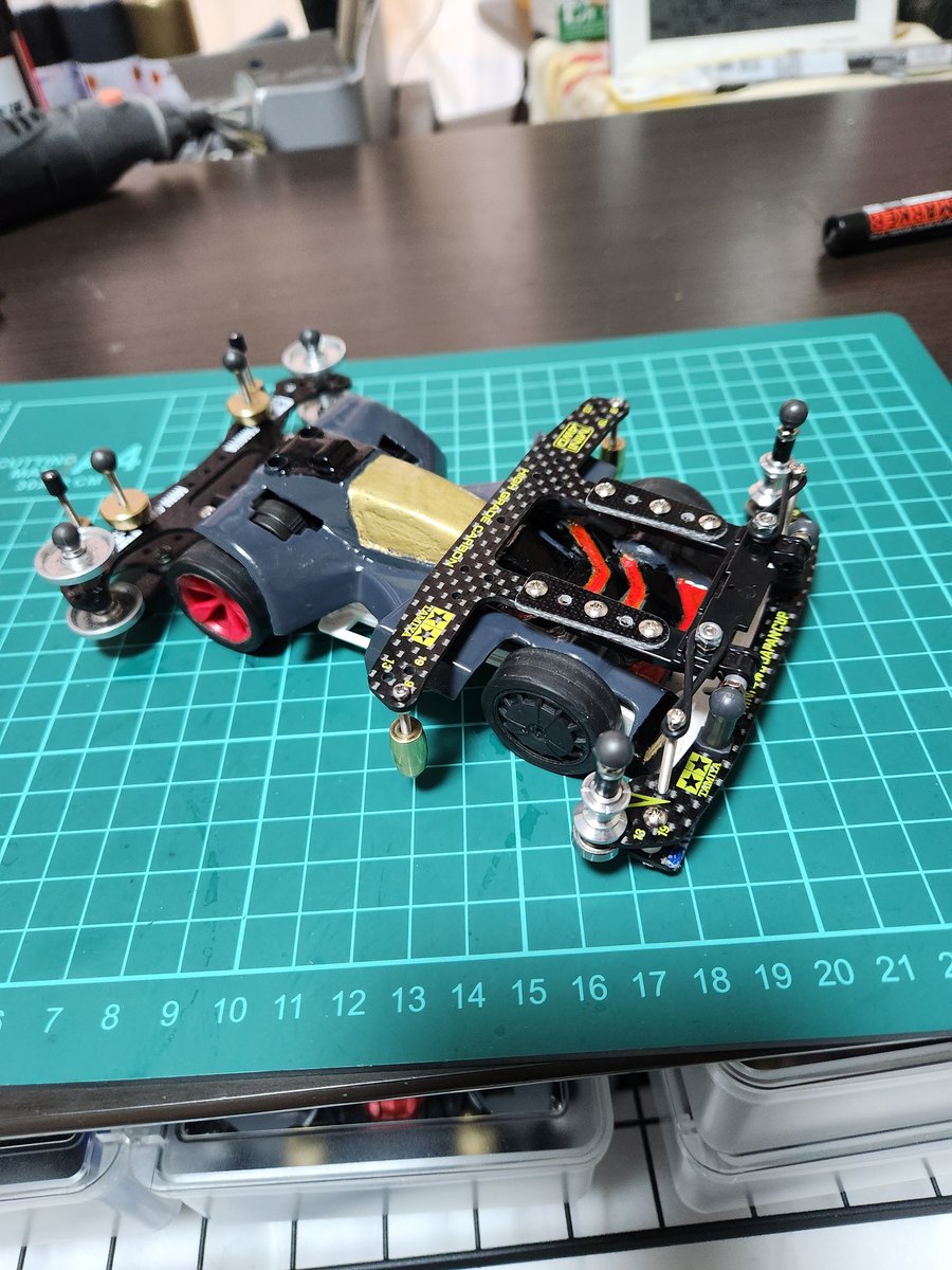 opt_ask's tweet image. S2シャーシに拘るオパンさん。時代遅れのS2シャーシと言われているシャーシ。
VZ、AR、FM-Aシャーシと良い片軸シャーシ有るが拘る理由は頭文字Dかも知れない。
一応実績は1回戦負けした事無く両軸マシンのMA、MSフレキのシャーシに引けを取らないスピードを持つ駆動をしているのでまだ成長します😊