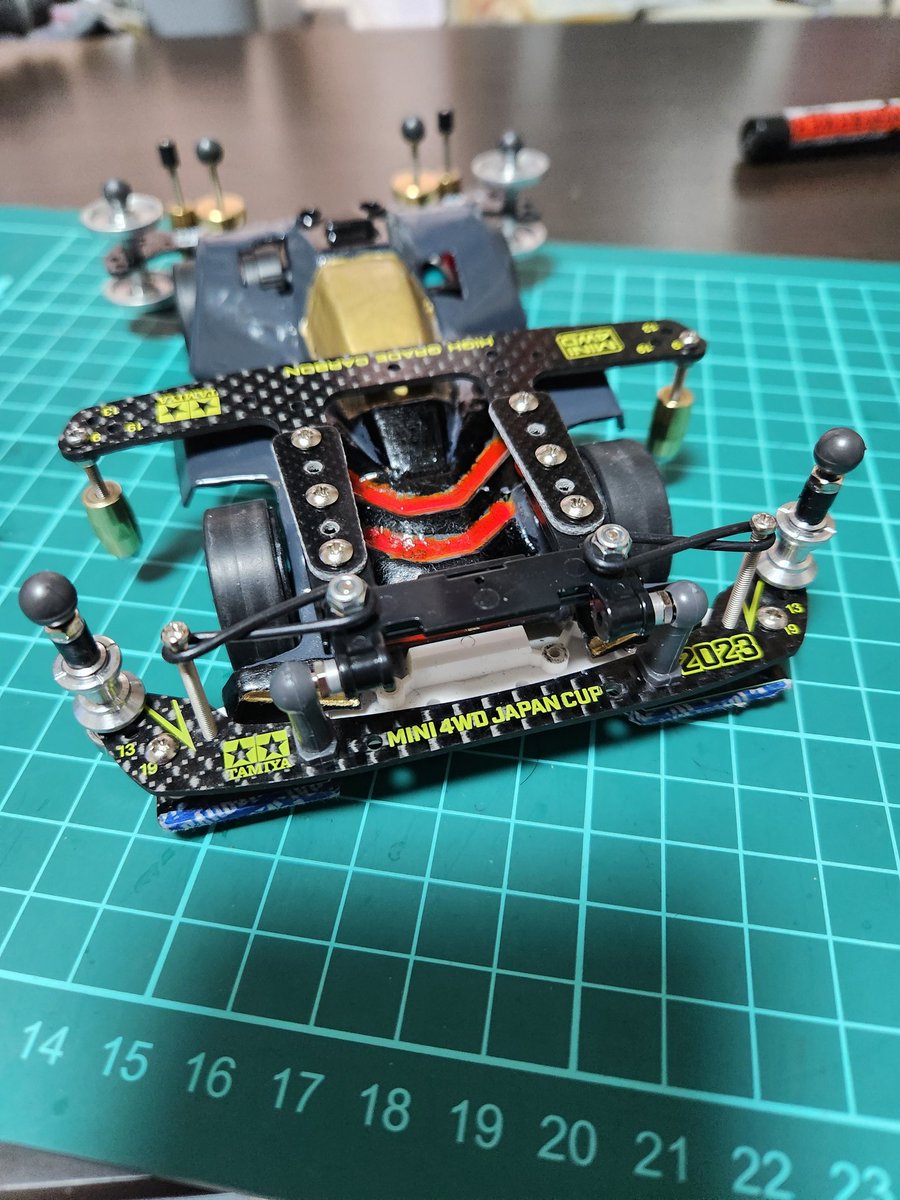 opt_ask's tweet image. S2シャーシに拘るオパンさん。時代遅れのS2シャーシと言われているシャーシ。
VZ、AR、FM-Aシャーシと良い片軸シャーシ有るが拘る理由は頭文字Dかも知れない。
一応実績は1回戦負けした事無く両軸マシンのMA、MSフレキのシャーシに引けを取らないスピードを持つ駆動をしているのでまだ成長します😊