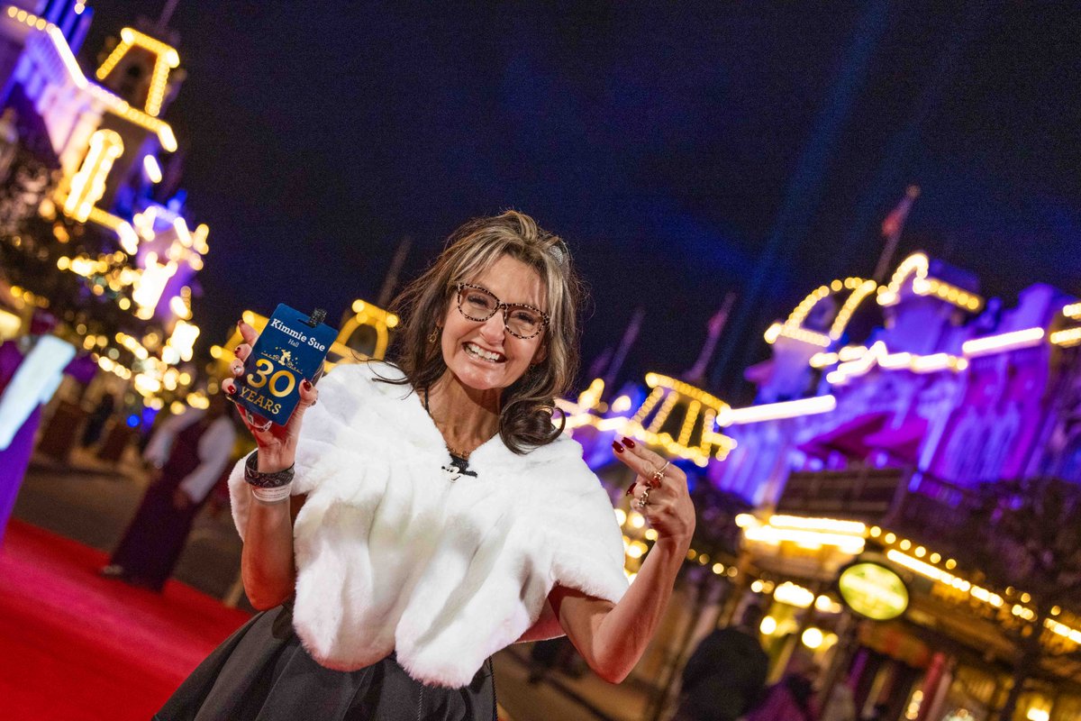 Tonight we rolled out the red carpet for the magic makers ✨ A look at the Walt Disney World Cast Service Celebration 🎉 di.sn/6018hBU92