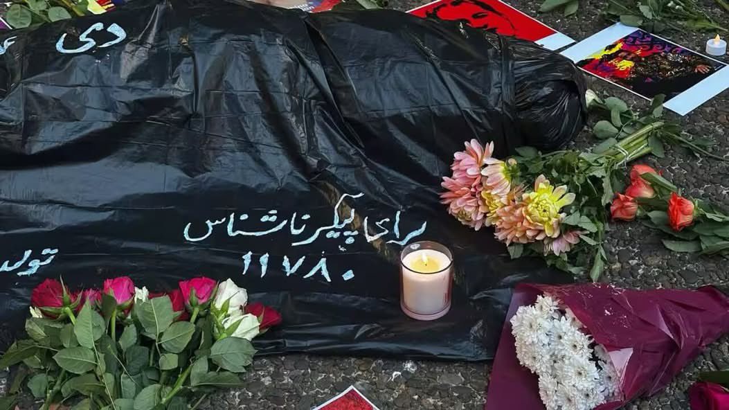 من برادر۱۱۷۸۰هستم کی گفته اون هیچکس رو نداره
اون ۹۰میلیون خواهر و برادر داره
ما همگی فرزندان یک مادریم، مادری داغدار به نام ایران بانو
#۱۱۷۸۰ #11780 #مادرم_ایران_بانو