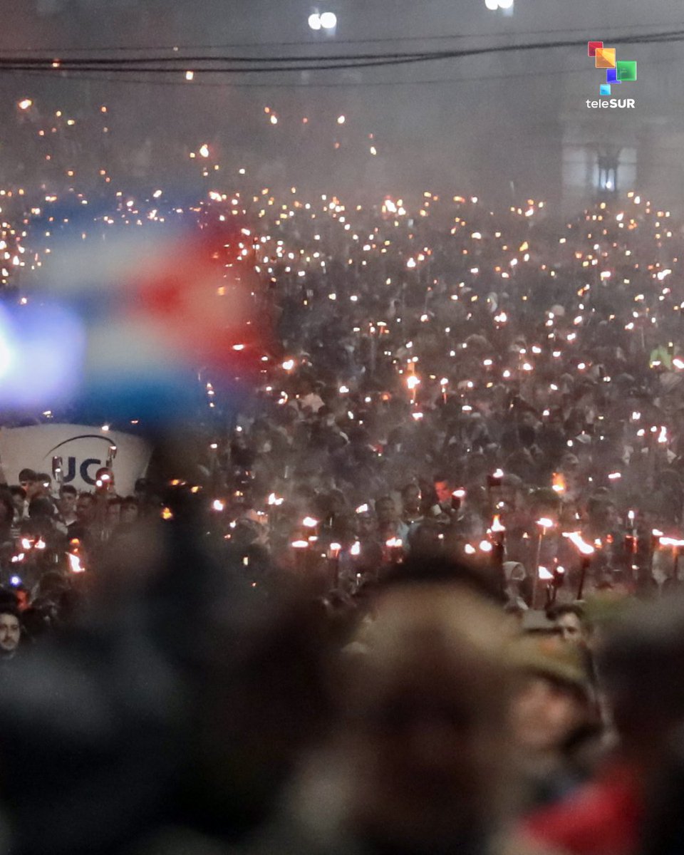 #ENFOTOS | Miles de cubanos participaron junto al presidente Miguel Díaz-Canel y las principales autoridades políticas del país en la histórica Marcha de las Antorchas que, como es tradición, arrancó en la escalinata de la Universidad de La Habana.

🔴La marcha fue un homenaje al