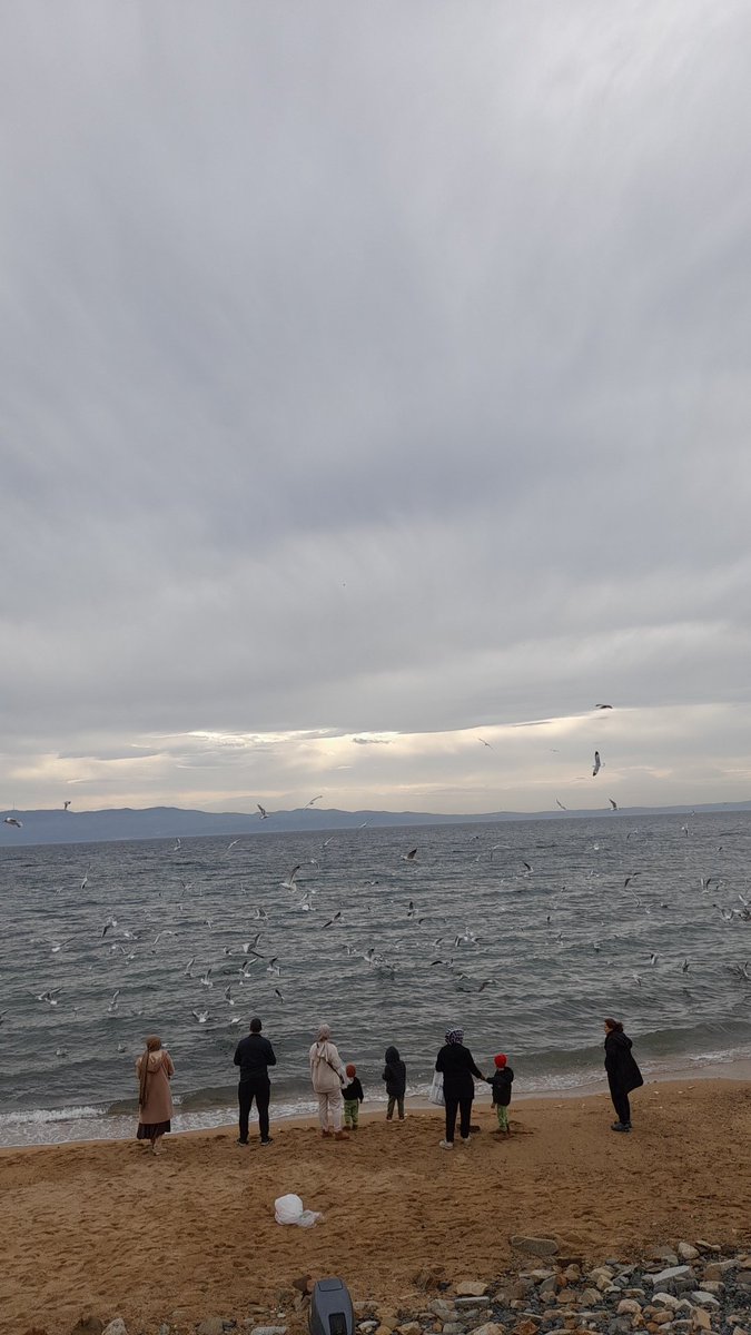Allahım eşyanın hicabındasın..
Sensin suda, kuşta, telde ses veren.
Nice hasret varsa gıyabındasın; 
Aynalarda sensin, seni gösteren...