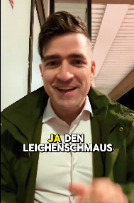NorFalse's tweet photo. Der Seitenscheitel hält sein Würstchen in die Kamera und schwärmt vom Braukeller in Erfurt:
"Macht dort euer Begräbnis und den Leichenschmaus".
#Selner https://t.co/QNN31Bfjhl