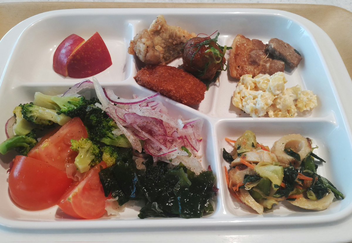 社食～。
サラダを山盛り盛っても食べたいドレッシングが軒並み枯渇というのが13時代の悲しいところ。
でも白ワインビネガーと塩胡椒をぶっかけてみたらシンプルでさっぱりな仕上がりになってなかなか良かった。