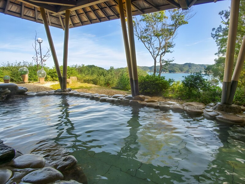 hiddenstaysjp's tweet photo. 📍 Ryoso Umi no Cho｜Mie 

• Beautiful garden filled with seasonal flowers right in front of the lobby 
• All rooms are ocean-view, including rooms with private open-air baths 
• Kaiseki dinners featuring Ise lobster, abalone, and Matsusaka beef

https://t.co/51ylKwyvIy https://t.co/rjUKKJYkHN