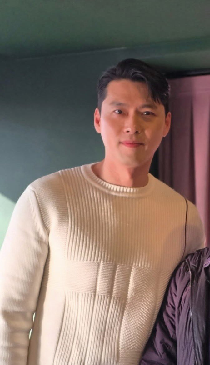 현빈님 인터뷰 후에 기자님이랑 찍은 사진이라는데 또 차카니백만개 드신 얼굴하고 계신다