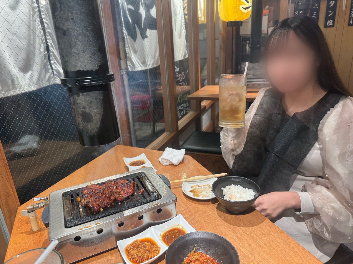 sora____40's tweet photo. 焼肉デート🥩🍴
満腹のまま、店のトイレで遠隔バイブ入れて入れて電車で移動してる間ずっと我慢させたらホテル着いた頃にはもう…
初体験、完全にハマってた🤭

@yamada_hona https://t.co/QcqYyWZCPy