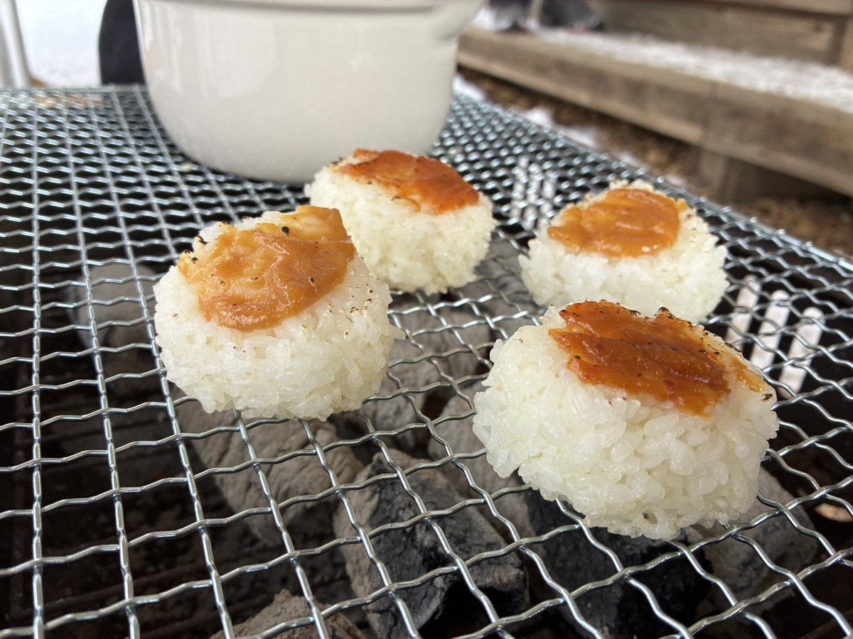 ランチの味噌焼きおにぎりと豚汁です🍙 炭火を作って焼きました✨ 火加減が難しい🤨