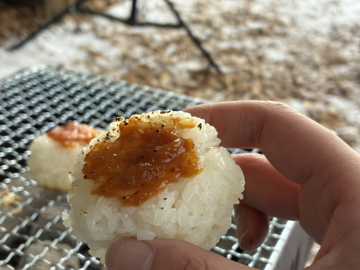 ランチの味噌焼きおにぎりと豚汁です🍙 炭火を作って焼きました✨ 火加減が難しい🤨