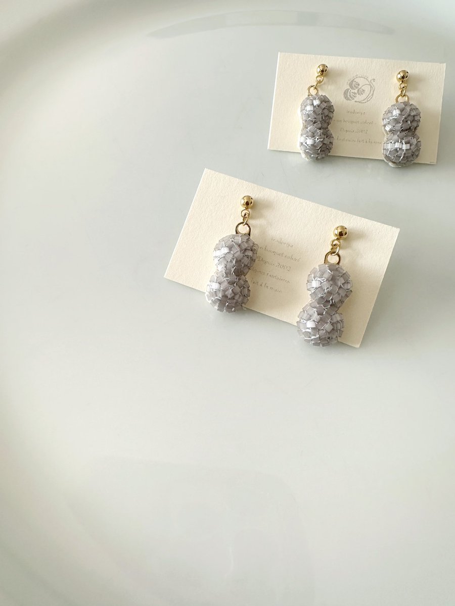 フランス語🇫🇷で小さな🍬や🍫を意味する「bonbon」シリーズの耳飾り。
新しい形が生まれました✨

bonbon 2粒。
そして、ゆらゆらと。

上下色違いにしても
上下大きさ違いにしても
楽しそう😊

いろいろな「bonbon」作ってみたいです。