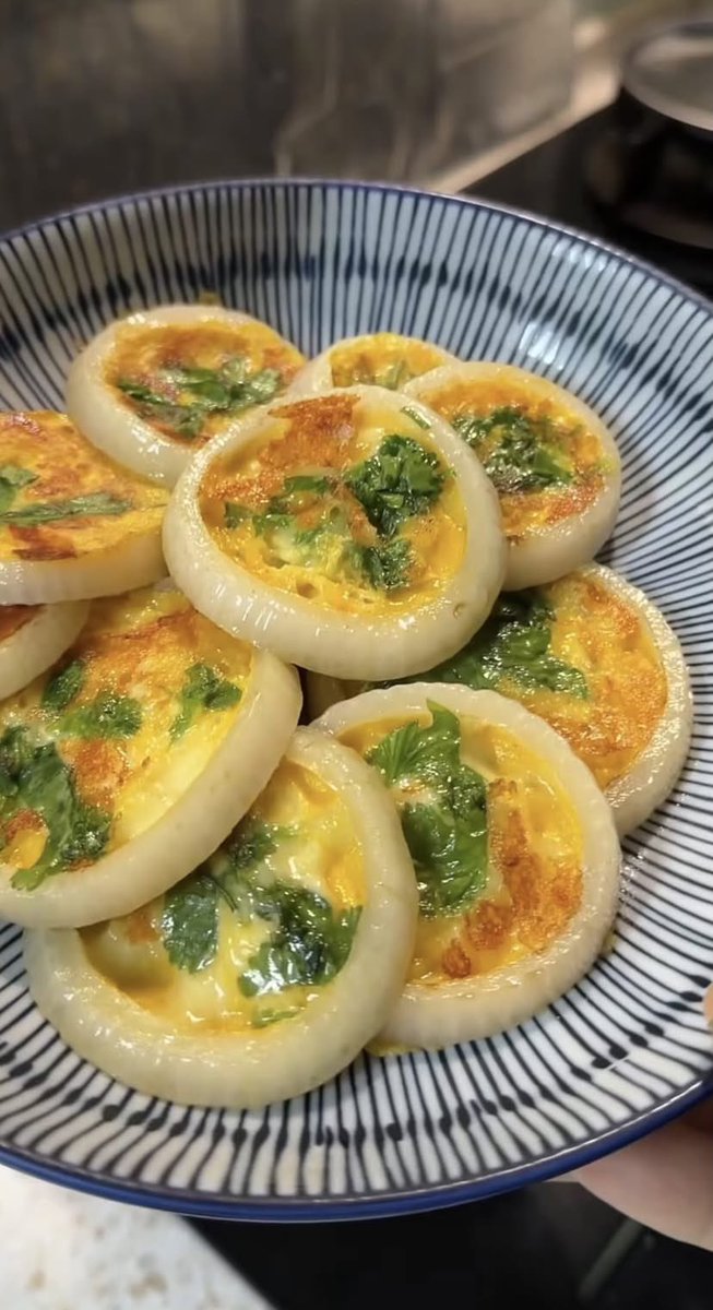 mahakersa's tweet image. Pertama kali nemu cara bikin telur dadar gini, pasti enak banget nih! 😭  

Aroma bawang bombay &amp;amp; daun seledri-nya dapet banget, ditambah lagi rasa keju leleh yang creamy fuhh ngiler parah wehh🤤  

Oke lah, langsung bikin buat lunch🤏✨