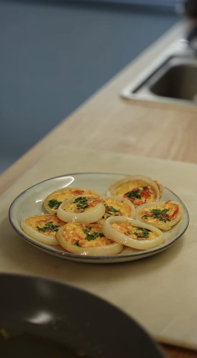 mahakersa's tweet image. Pertama kali nemu cara bikin telur dadar gini, pasti enak banget nih! 😭  

Aroma bawang bombay &amp;amp; daun seledri-nya dapet banget, ditambah lagi rasa keju leleh yang creamy fuhh ngiler parah wehh🤤  

Oke lah, langsung bikin buat lunch🤏✨