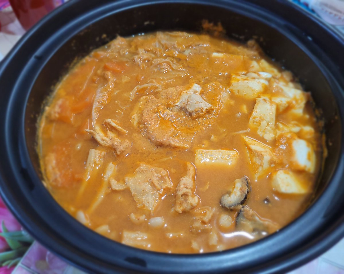 JacJacph's tweet photo. Spicy Miso Soy Milk Hot Pot (pardon the pot is too large)

辣味增豆乳鍋 (鍋有點大 XD) https://t.co/BbU77WxRRj