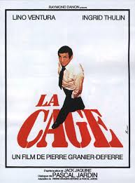 merlinpapin3's tweet photo. #DéfiCinéClassique2026 (Ingrid Thulin) Vu le Film #LaCage de Pierre Granier Deferre (1975) avec Lino Ventura Ingrid Thulin Dominique Zardi William Sabatier Jean Turlier Sophie Sam

Julien, la cinquantaine, est promoteur immobilier. Il se rend, un soir, dans une villa isolée de banlieue. Son ex-femme, Hélène, qu'il n'a pas vue depuis deux ans, l'y attend, seule. Son intention: vendre cette maison qu'il lui avait offerte en guise de cadeau de séparation.

La Cage est un thriller des années 70, quasi huis clos, adapté d’une pièce de Jack Jacquine, qui repose sur une idée forte mais mal exploitée : la séquestration par amour. Sur le papier, le concept intrigue. À l’écran, il interroge… sans jamais vraiment répondre.

Pierre Granier-Deferre, cinéaste habituellement solide (Le Chat, La Veuve Couderc), enferme ici son film — et son spectateur — dans une cave, au sens propre comme au figuré. Le dispositif est simple : Julien, interprété par Lino Ventura, se retrouve piégé par son ex-femme Hélène, incarnée par Ingrid Thulin, qui l’enferme dans la cave de sa propre maison. Le piège se referme très vite, presque trop vite, comme si le film craignait déjà sa propre stagnation.

Voir Lino Ventura en position de faiblesse est rare, presque dérangeant. Lui, le roc, le taiseux, le taulier du polar français, devient ici une proie passive. Et le problème est là : Julien n’est pas McGyver, certes, mais il ne tente pas grand-chose non plus. Peu d’élan, peu d’ingéniosité, peu de rage. On attend un sursaut, une étincelle… qui ne vient jamais.

Face à lui, Ingrid Thulin impose une présence froide, distante, presque clinique. Elle joue Hélène comme une énigme permanente. Trop permanente. On ne sait jamais vraiment ce qu’elle veut : se venger ? aimer encore ? punir ? retenir ? Et le film ne tranche pas. Ce flou, au lieu de nourrir le malaise, finit par l’épuiser.

La mise en scène de Granier-Deferre est fonctionnelle, sans audace particulière. Le huis clos pourrait étouffer, oppresser, faire monter une tension psychologique digne d’un Polanski. Mais ici, la cave devient vite monotone, et la caméra semble aussi prisonnière que son personnage principal.

Le scénario, pourtant prometteur, tourne en rond. Les reproches d’Hélène à Julien sont bien le cœur du film, son moteur dramatique, mais ils restent abstraits, jamais pleinement incarnés. Séquestrer quelqu’un par amour est une idée forte, presque fascinante — mais comme je ne suis pas psy, je laisserai la science y répondre… le film, lui, n’y répond pas.

Le rythme démarre bien, puis s’enlise. Et cela dure jusqu’à une fin bâclée, expédiée, frustrante. On regarde jusqu’au bout en espérant un dénouement qui nous collerait une gifle. Mais non. Le générique arrive. Rideau. Circulez.

La Cage n’est clairement ni le meilleur Granier-Deferre, ni un grand Lino Ventura. Mais on lui pardonne. Par respect. Par affection. Par fidélité à une époque où même les faux pas avaient une certaine tenue.

Un film qui enferme plus qu’il ne libère. Et qui laisse son spectateur dans la cave, lumière éteinte.

La Cave se rebiffe

@FredOL69007

❤️si vous aimez