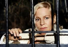 merlinpapin3's tweet photo. #DéfiCinéClassique2026 (Ingrid Thulin) Vu le Film #LaCage de Pierre Granier Deferre (1975) avec Lino Ventura Ingrid Thulin Dominique Zardi William Sabatier Jean Turlier Sophie Sam

Julien, la cinquantaine, est promoteur immobilier. Il se rend, un soir, dans une villa isolée de banlieue. Son ex-femme, Hélène, qu'il n'a pas vue depuis deux ans, l'y attend, seule. Son intention: vendre cette maison qu'il lui avait offerte en guise de cadeau de séparation.

La Cage est un thriller des années 70, quasi huis clos, adapté d’une pièce de Jack Jacquine, qui repose sur une idée forte mais mal exploitée : la séquestration par amour. Sur le papier, le concept intrigue. À l’écran, il interroge… sans jamais vraiment répondre.

Pierre Granier-Deferre, cinéaste habituellement solide (Le Chat, La Veuve Couderc), enferme ici son film — et son spectateur — dans une cave, au sens propre comme au figuré. Le dispositif est simple : Julien, interprété par Lino Ventura, se retrouve piégé par son ex-femme Hélène, incarnée par Ingrid Thulin, qui l’enferme dans la cave de sa propre maison. Le piège se referme très vite, presque trop vite, comme si le film craignait déjà sa propre stagnation.

Voir Lino Ventura en position de faiblesse est rare, presque dérangeant. Lui, le roc, le taiseux, le taulier du polar français, devient ici une proie passive. Et le problème est là : Julien n’est pas McGyver, certes, mais il ne tente pas grand-chose non plus. Peu d’élan, peu d’ingéniosité, peu de rage. On attend un sursaut, une étincelle… qui ne vient jamais.

Face à lui, Ingrid Thulin impose une présence froide, distante, presque clinique. Elle joue Hélène comme une énigme permanente. Trop permanente. On ne sait jamais vraiment ce qu’elle veut : se venger ? aimer encore ? punir ? retenir ? Et le film ne tranche pas. Ce flou, au lieu de nourrir le malaise, finit par l’épuiser.

La mise en scène de Granier-Deferre est fonctionnelle, sans audace particulière. Le huis clos pourrait étouffer, oppresser, faire monter une tension psychologique digne d’un Polanski. Mais ici, la cave devient vite monotone, et la caméra semble aussi prisonnière que son personnage principal.

Le scénario, pourtant prometteur, tourne en rond. Les reproches d’Hélène à Julien sont bien le cœur du film, son moteur dramatique, mais ils restent abstraits, jamais pleinement incarnés. Séquestrer quelqu’un par amour est une idée forte, presque fascinante — mais comme je ne suis pas psy, je laisserai la science y répondre… le film, lui, n’y répond pas.

Le rythme démarre bien, puis s’enlise. Et cela dure jusqu’à une fin bâclée, expédiée, frustrante. On regarde jusqu’au bout en espérant un dénouement qui nous collerait une gifle. Mais non. Le générique arrive. Rideau. Circulez.

La Cage n’est clairement ni le meilleur Granier-Deferre, ni un grand Lino Ventura. Mais on lui pardonne. Par respect. Par affection. Par fidélité à une époque où même les faux pas avaient une certaine tenue.

Un film qui enferme plus qu’il ne libère. Et qui laisse son spectateur dans la cave, lumière éteinte.

La Cave se rebiffe

@FredOL69007

❤️si vous aimez