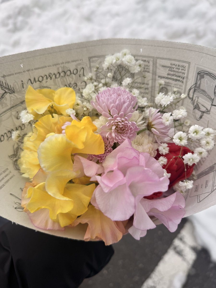 ooooliveeee's tweet image. お花屋さんで春の明るいお花を選んでもらいました☺️赤いチューリップも入れてもらいました。ソフィーに似合うかな😸☺️ 昨晩息を引き取りました。病気が見つかりこの1ヶ月、不安と色々重たいポストばかりですいませんでした🙇‍♀️🙏
#ベンガル猫
#ソフィー
#悪性リンパ腫
#猫