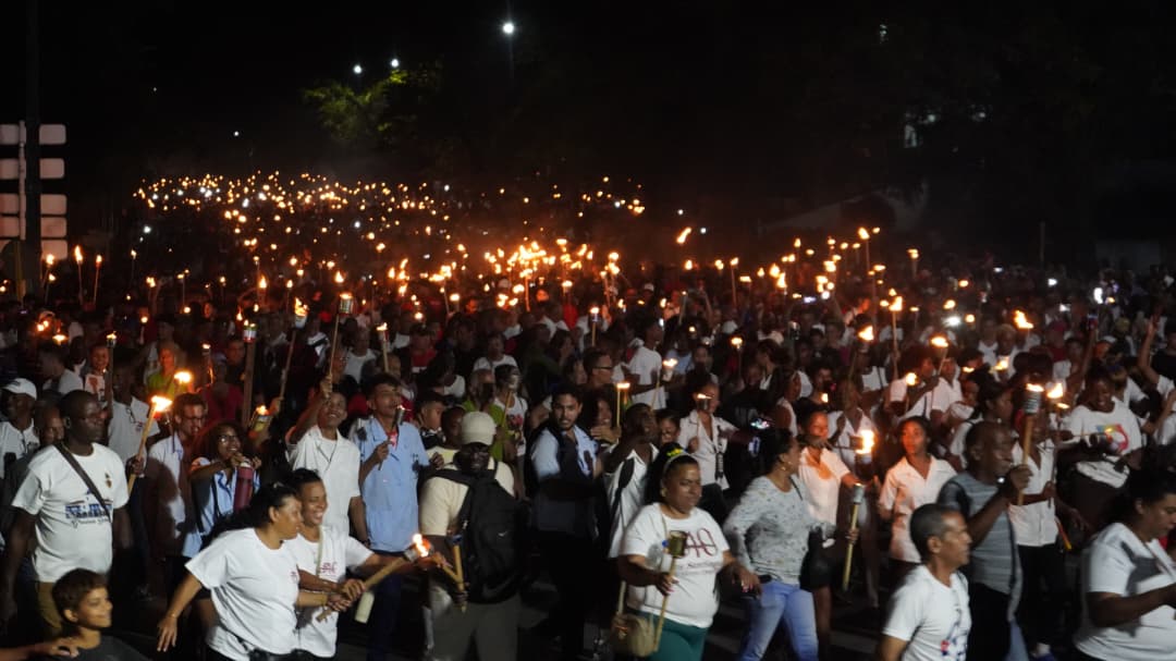 la Primera Secretaria del Comité Provincial del Partido <a href="/BeatrizJUrrutia/">Beatriz Johnson Urrutia</a>  preside la Marcha de las Antorchas,  que reedita la juventud cubana en el año del Centenario del Comandante en Jefe con fuego martiano, antimperialista y soberano. #MartíVive