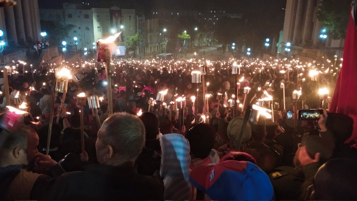 🔥 Así honramos a #MartíVive, en víspera de su natalicio.
Con antorchas en alto, en una vibrante muestra de continuidad histórica, la #DiplomaciaRevolucionaria junto a la juventud cubana 🇨🇺 reafirmó su fidelidad al pensamiento martiano y al legado de #FidelPorSiempre