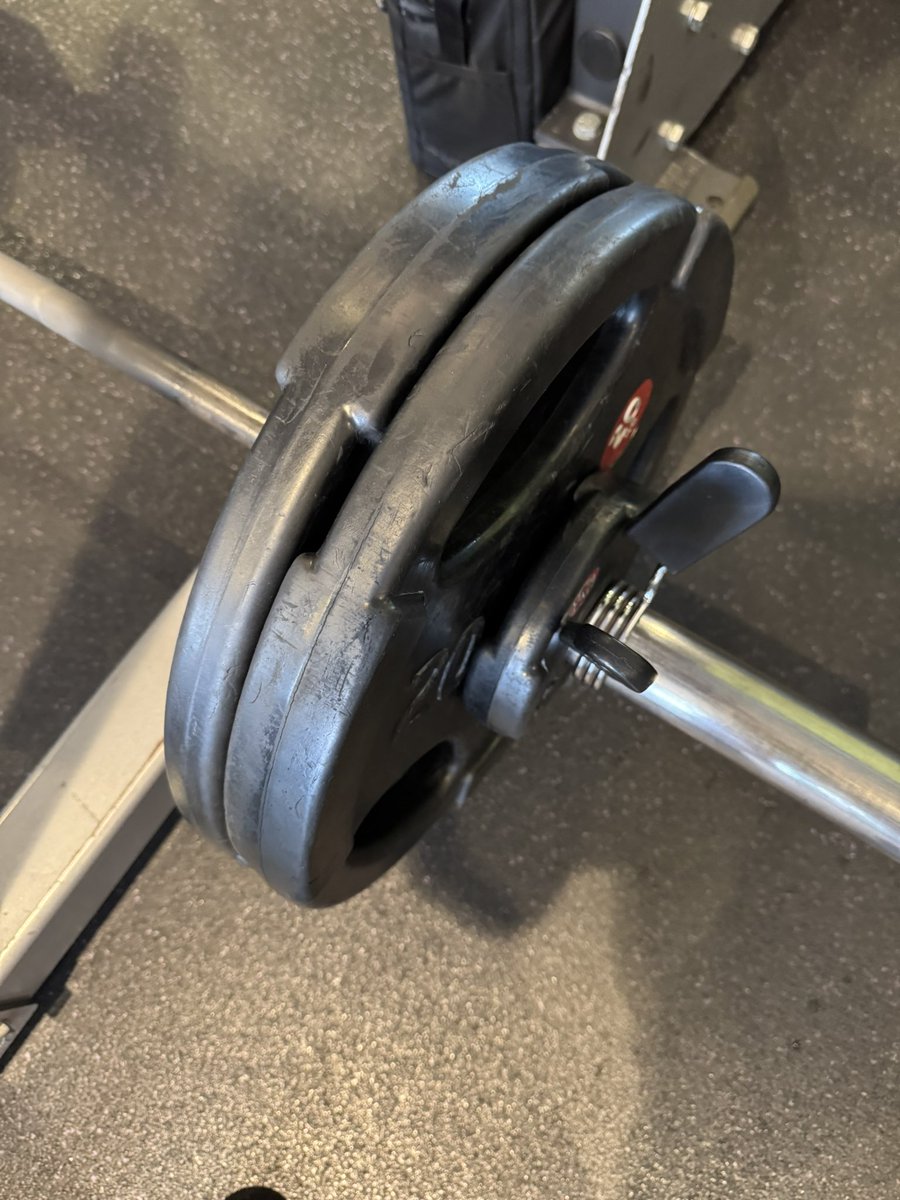 先日はエニタイムでトレーニング

デッドリフト
70kg    5回×1
87kg    5回×1
105kg  5回×1

シュラッグ
40kg    20回×3

ラットプルダウン
33kg     20回×3
etc