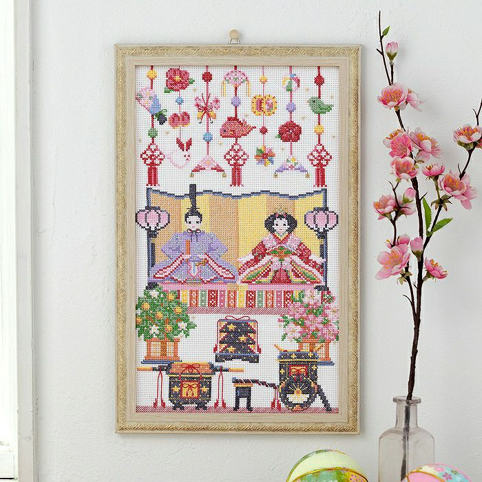 桃の節句の美しいしつらえを、細やかなステッチで楽しめるクロス