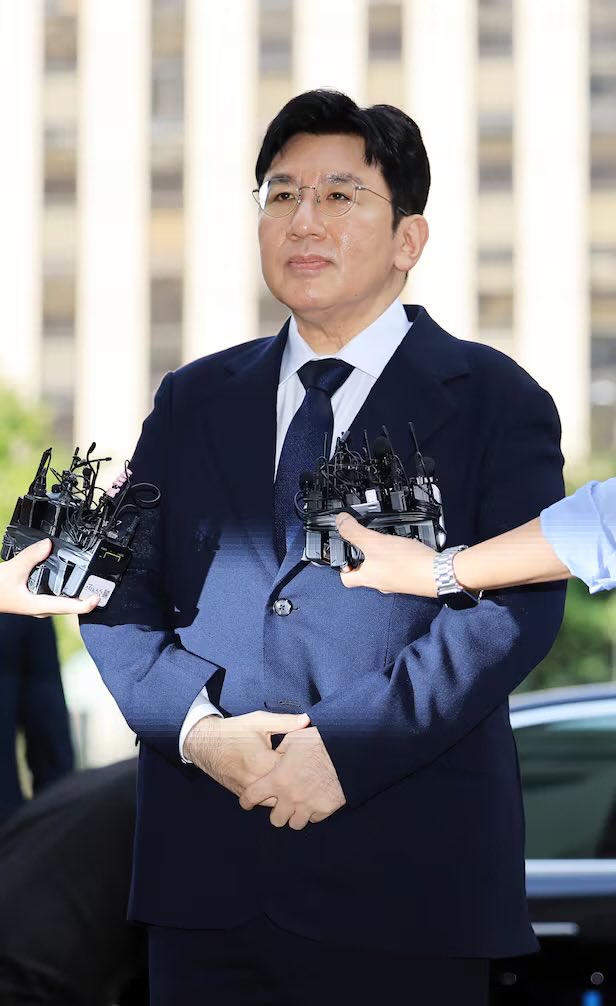 tokkiga's tweet image. Chairman Bang Si-hyuk of HYBE has been exposed for wielding major influence over the media. According to a conversation released by Min Hee-jin’s side, his family ties to Chosun Ilbo mean South Korea’s largest media outlet.