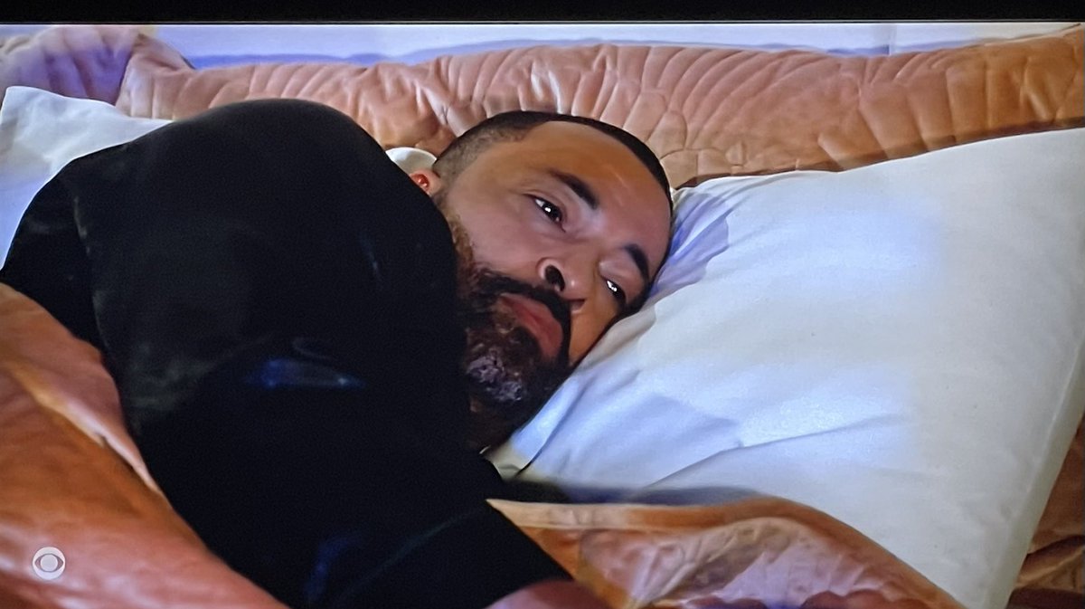 This scene of Bill pretending to be asleep while Hayley tries to initiate sexy time is 😆, and his fake snore made me cackle. #BeyondTheGates