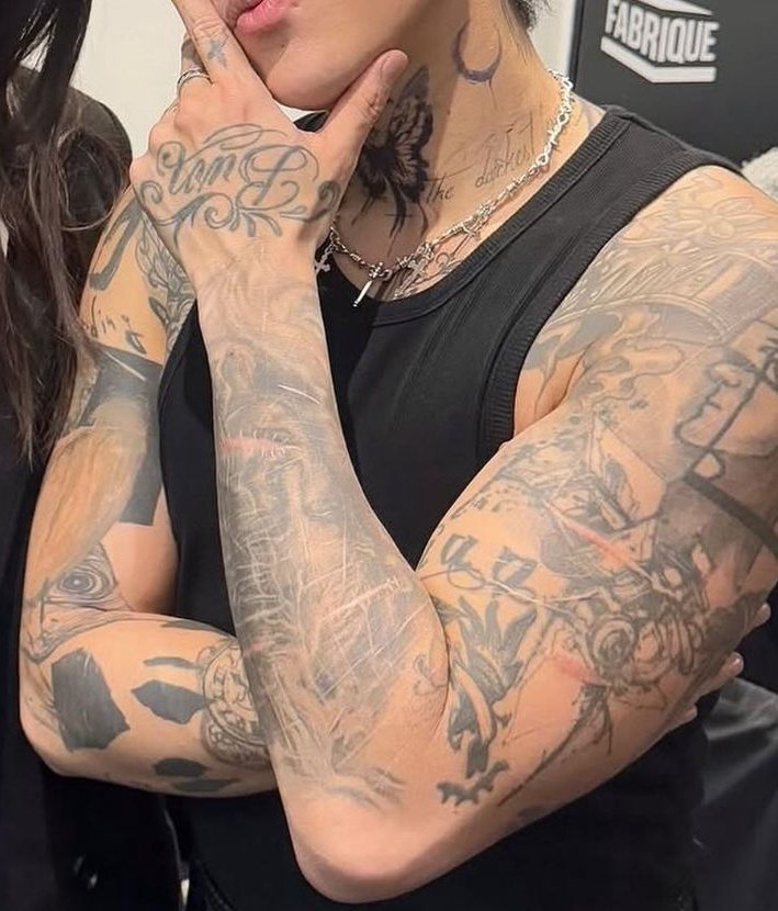 Annichut's tweet image. can you guys tell me who the guy with the tattoo is?  hahahahahahaha