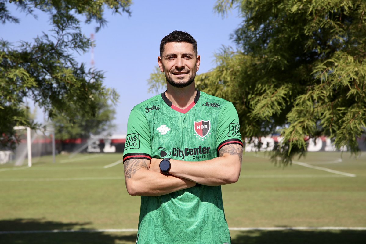 Arias querido, sos el capitán del club más grande del interior. Sos de los hombres más laureados qué tiene el fútbol argentino. No quiero verte NUNCA más quedandote callado en el arco cuándo un boludito, un cuatro de copas viene a querer manejar el partido Y MUCHO MENOS DE LOCAL.