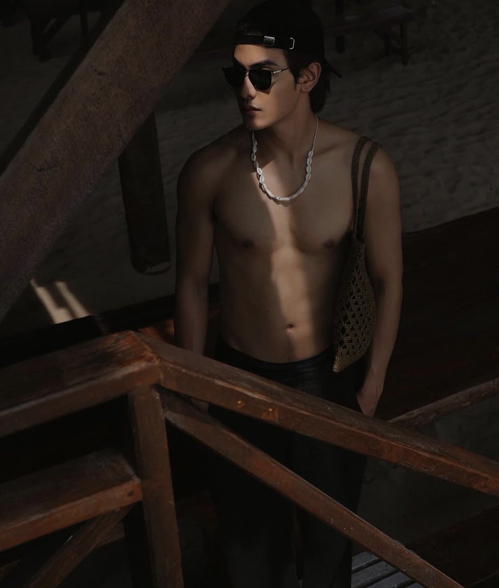 ChenRcj's tweet photo. ช่วงเติบโตของผมโดนมาเยอะพอสมควร เลยทำให้ช่วงนึงของชีวิตไม่ค่อยมั่นใจกับตัวเองเท่าไหร่ จนมีจุดเปลี่ยนที่มี ผู้ใหญ่ท่านหนึ่งพูดกับผมว่า
“ ก็เพราะหน้านี้ ผิวสีนี้ การที่จุงเป็นจุงแบบนี้ไม่ใช่เหรอที่ทำให้พวกพี่เลือกจุง” . 🕶️ 

ก็เลยถือกำเนิดจุง ร่างนางเงือก รักน้ำรักทะเลรักภูเขา  ⛰️🌊🐬🧜‍♂️