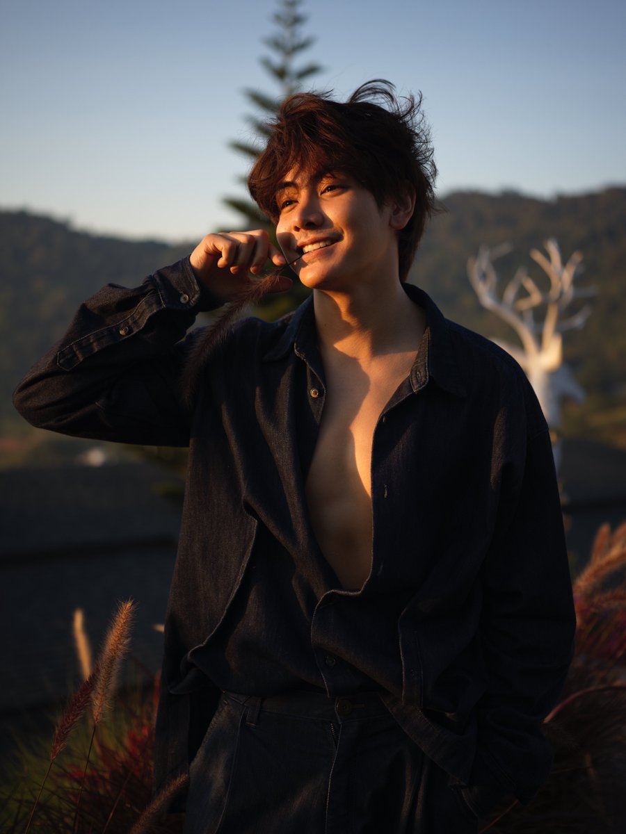 ChenRcj's tweet photo. ช่วงเติบโตของผมโดนมาเยอะพอสมควร เลยทำให้ช่วงนึงของชีวิตไม่ค่อยมั่นใจกับตัวเองเท่าไหร่ จนมีจุดเปลี่ยนที่มี ผู้ใหญ่ท่านหนึ่งพูดกับผมว่า
“ ก็เพราะหน้านี้ ผิวสีนี้ การที่จุงเป็นจุงแบบนี้ไม่ใช่เหรอที่ทำให้พวกพี่เลือกจุง” . 🕶️ 

ก็เลยถือกำเนิดจุง ร่างนางเงือก รักน้ำรักทะเลรักภูเขา  ⛰️🌊🐬🧜‍♂️