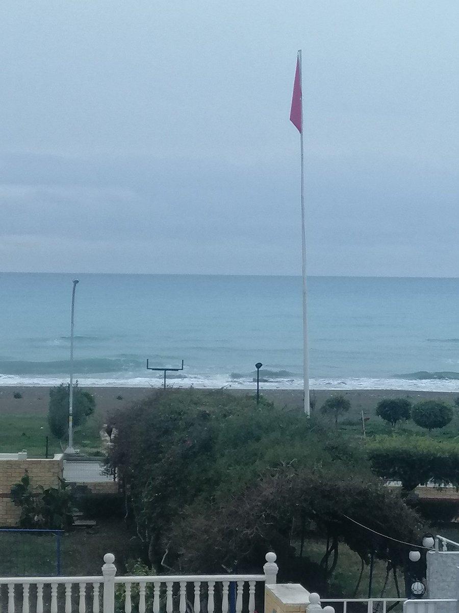 LeylaGozuacikk's tweet photo. @selverglobal @HaberGlobal @selvergozuacik Günaydın Gece dolu yağdı ama sabah deniz dümdüz Bayrağımız da öyle ve 11 derece Mersin Erdemli koyu seni seviyorum https://t.co/KKFEXWGRqG