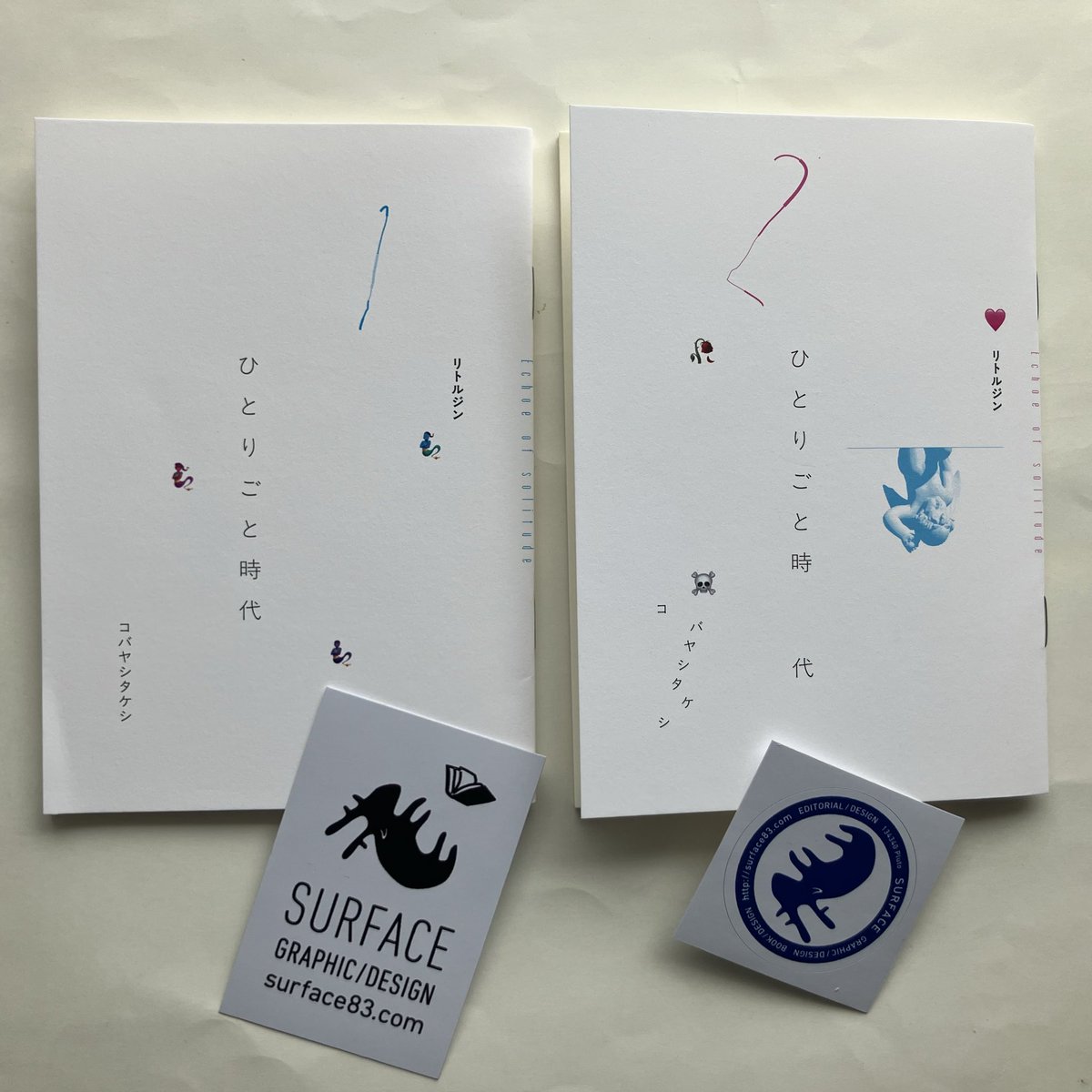 『校正のたね』や文芸雑誌『代わりに読む人』など、書籍の装丁、ブックデザインを手がけるグラフィックデザイナー・コバヤシタケシさんによる、Podcast「独り言時代」をきっかけに生まれたZINEシリーズ『ひとりごと時代』１＆２、ビーナイスの本屋さんに新入荷しました！それぞれステッカー付きです。