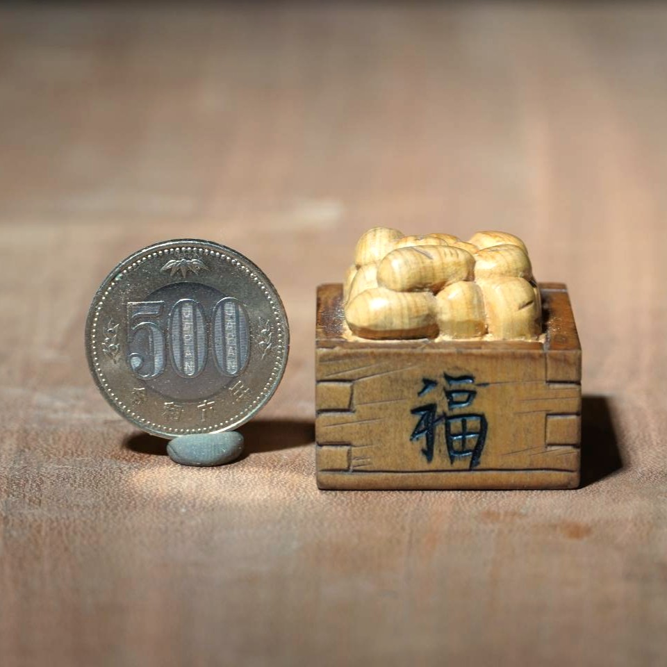 福豆 根付 升に入っている豆の根付です。 一木造りで制作しています