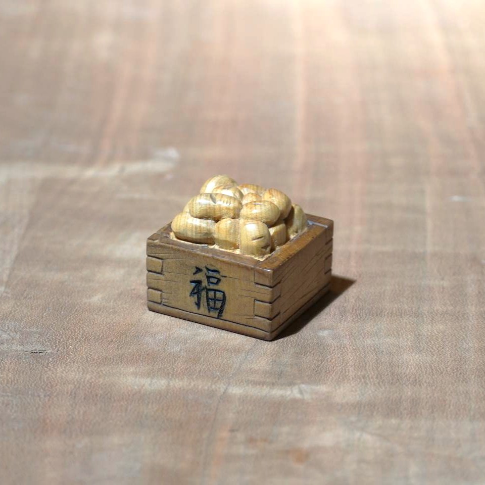 福豆 根付 升に入っている豆の根付です。 一木造りで制作しています
