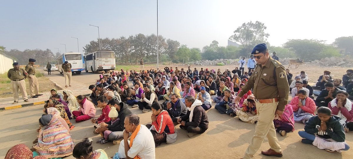 रायपुर- शिक्षा मंत्री गजेंद्र यादव के निवास के बाहर धरने पर बैठे डीएड अभ्यर्थी, प्रदेश में लंबे समय से अपनी मांगों को लेकर कर रहे है प्रदर्शन, सुबह 6 बजे बड़ी सख्या में जुट हुए डीएड अभ्यर्थी

| #raipur | #breakingnews | #topnews | #latestnews| #protest |