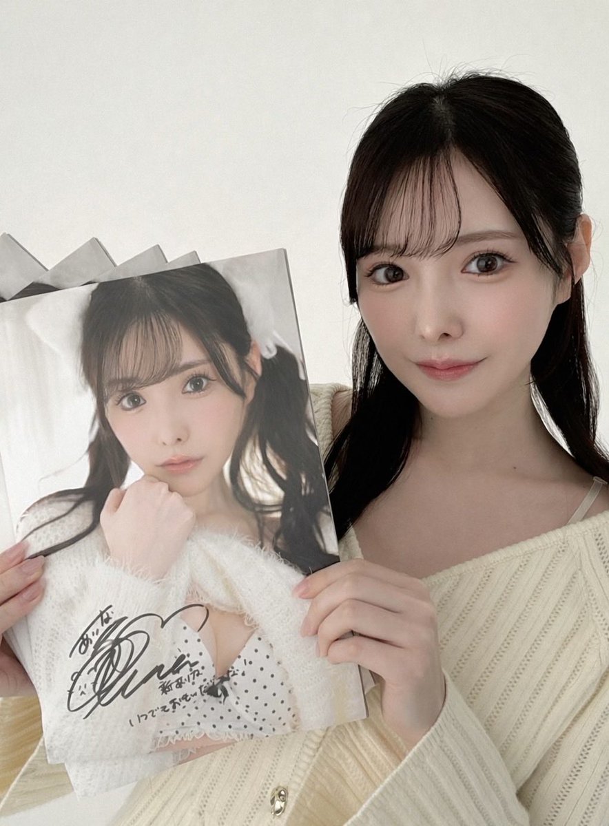 arina_mane's tweet photo. 久々のありーな！！

ブックレットサイン完了✅
完売ありがとうございました！

＃新ありな　@Arina_aa9
＃ブックレット
＃ACT https://t.co/Y4c4znIrep