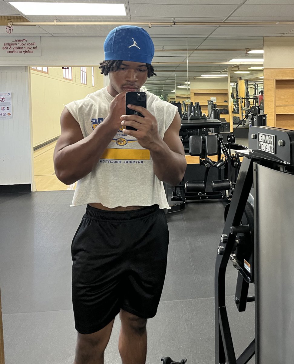 JahSinclair10's tweet photo. Been getting after it in the Weight room and on The field This offseason , Working day in and day out for a huge senior Season!
@alecsimpson5 
@sixstarfootball 
@GregBiggins 
@PrepRedzoneCA 
@PrepRedzone https://t.co/cC7o1uwlEK